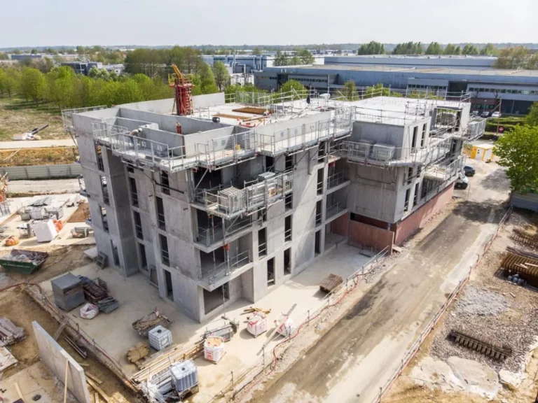 Immeuble en gros œuvre photographié par drone
