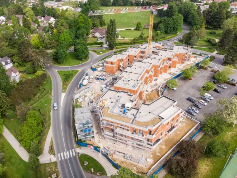 Résidence en construction en vue oblique par drone