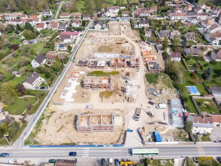 Relevé de terrain par drone sur un chantier en vue aérienne