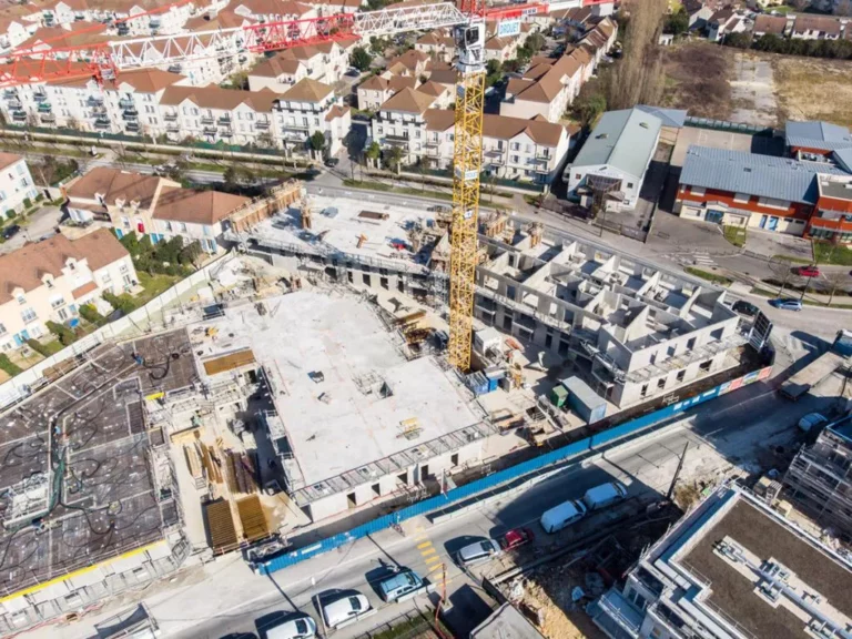 Vue aérienne par drone d'un chantier d'immeuble avec grue