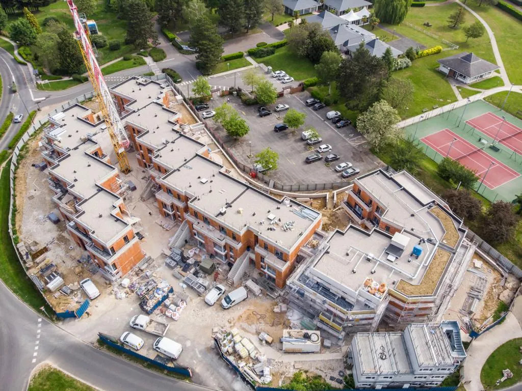 Vue aérienne par drone d'une résidence en construction en Île-de-France