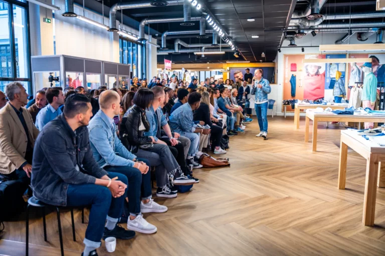 Public assis lors d'une conférence d'entreprise Levi's à Paris