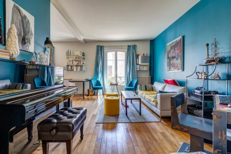 Photographie d'architecture intérieure d'un appartement parisien avec piano et murs bleus