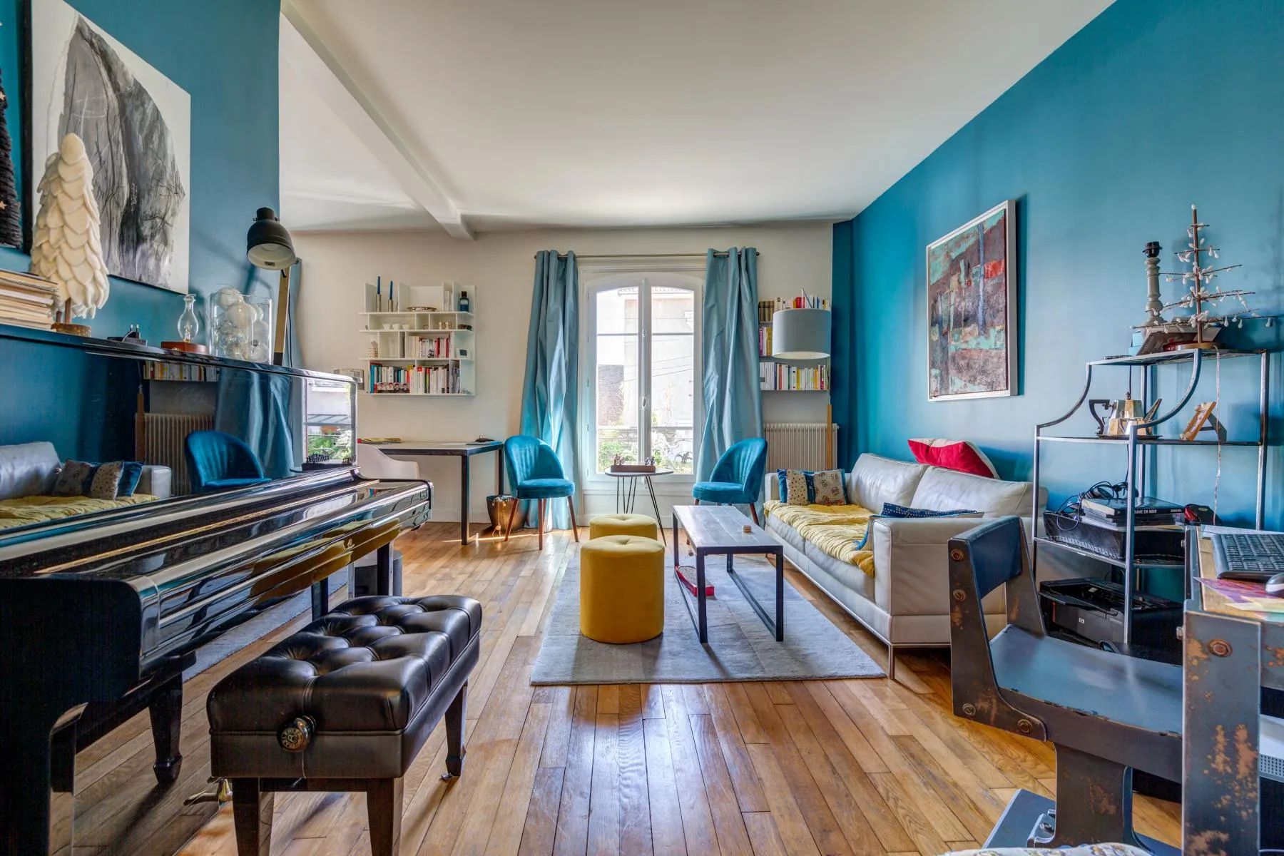 Photographie d'architecture intérieure d'un appartement parisien avec piano et murs bleus