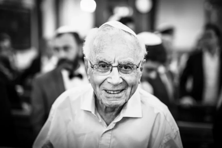 Portrait en noir et blanc d'un invité souriant pendant une réception