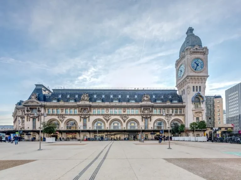 Gare de Lyon et sa tour de l'horloge à Paris