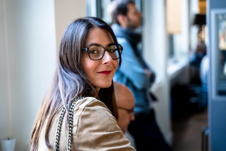 Portrait d'une invitée souriante lors d'une réception