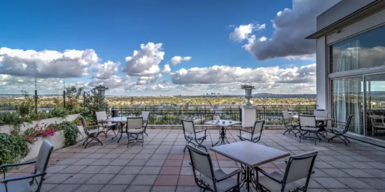 Terrasse panoramique avec vue sur la ville, aperçu de visite virtuelle 3D